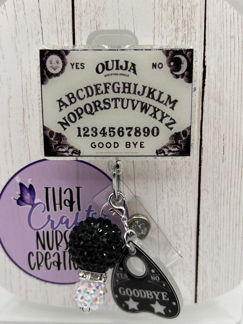 Porta credenciales con tablero Ouija que brilla en la oscuridad, accesorios de enfermera con purpurina espeluznantes, regalo intercambiable para enfermera/maestra imagen 1