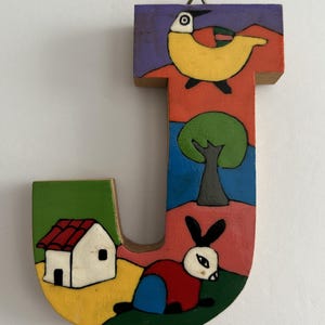 Alfabeto Vintage Letra Inicial "J" Pintado à Mão Madeira com animais de fazenda - arte de parede decorativa perfeita para crianças para quarto de criança. 4" de altura