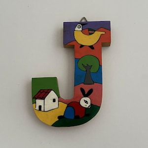 Lettre initiale de l'alphabet « J » peinte à la main, animaux de la ferme en bois peints à la main - oeuvre d'art murale pour bébé / oeuvre d'art murale décorative suspendue pour chambre d'enfant. 4" h