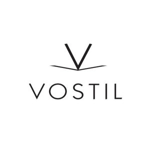Op de afbeelding: Zwart-wit logo met een gestileerde letter V en het woord "VOSTIL" eronder.