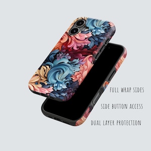 Puede incluir: Una funda para tel&eacute;fono con un patr&oacute;n floral vibrante en tonos azul, melocot&oacute;n y rojo oscuro. La funda muestra lados completamente envueltos, acceso a botones laterales y protecci&oacute;n de doble capa en la parte posterior y los laterales.