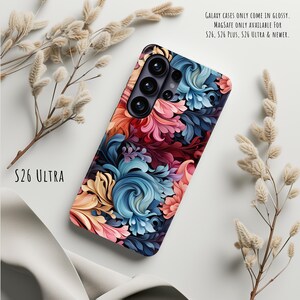Puede incluir: Una funda de tel&eacute;fono para S26 Ultra con un patr&oacute;n floral en espiral en tonos azul, rosa y naranja. El texto dice: Galaxy cases only come in glossy. MagSafe only available for S26, S26 Plus, S26 Ultra & newer. S26 Ultra tambi&eacute;n est&aacute; impreso.