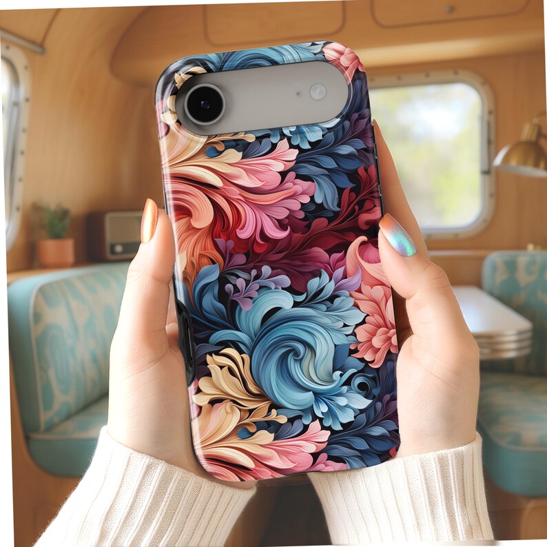 Puede incluir: Una funda para smartphone con un vibrante patr&oacute;n floral en espiral en tonos azul oscuro, rosa suave, melocot&oacute;n y morado. El dise&ntilde;o cubre toda la parte posterior de la funda, que tiene un recorte para la lente de la c&aacute;mara y el flash.