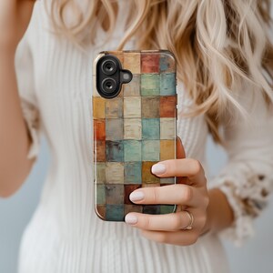 Könnte beinhalten: Eine rechteckige Handyhülle mit einem Raster aus texturierten, bemalten Quadraten in einer Palette aus gedämpftem Blaugrün, gebranntem Orange, Senfgelb, Creme und Dunkelbraun. Das Design imitiert ein Ölgemälde mit sichtbaren Pinselstrichen.