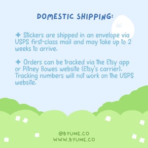 Pu&ograve; includere: Un'illustrazione blu e bianca di una nuvola con un viso su uno sfondo blu chiaro. Il testo "DOMESTIC SHIPPING:" &egrave; in alto nell'immagine. Il testo sotto spiega che gli adesivi vengono spediti in una busta tramite posta prioritaria USPS e possono impiegare fino a 2 settimane per arrivare. Gli ordini possono essere tracciati tramite l'app Etsy o il sito Web di Pitney Bowes (il corriere di Etsy). I numeri di tracciamento non funzioneranno sul sito Web di USPS. Il testo in basso nell'immagine &egrave; "@BYUME.CO WWW.BYUME.CO".