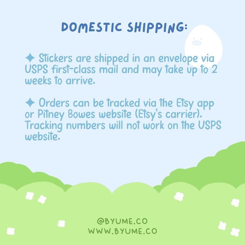 Pu&ograve; includere: Un'illustrazione blu e bianca di una nuvola con un viso su uno sfondo blu chiaro. Il testo "DOMESTIC SHIPPING:" &egrave; in alto nell'immagine. Il testo sotto spiega che gli adesivi vengono spediti in una busta tramite posta prioritaria USPS e possono impiegare fino a 2 settimane per arrivare. Gli ordini possono essere tracciati tramite l'app Etsy o il sito Web di Pitney Bowes (il corriere di Etsy). I numeri di tracciamento non funzioneranno sul sito Web di USPS. Il testo in basso nell'immagine &egrave; "@BYUME.CO WWW.BYUME.CO".