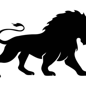 Op de afbeelding: Zwarte silhouet van een leeuw met zijn kop naar rechts gedraaid, brulend met zijn bek open. De leeuw staat op alle vier poten met zijn staart gekruld erachter.