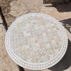 Handgemachter Marokkanischer Mosaik Tisch: Rustikaler Beige Runder Terrasse Gartentisch