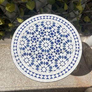 Handgemachter marokkanischer Mosaik-Tisch: Bleu & weiße Zellige-Kachel, benutzerdefinierter Terrasse-Gartentisch