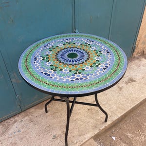 Handgemachter Blumen marokkanischer Mosaik-Tisch: Innen- / Außenterrassendekor