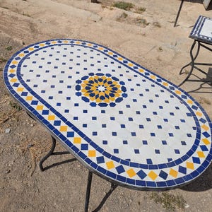 Handgefertigter marokkanischer Mosaik-Tisch: Ovales Design, individuelles Terrassendekor