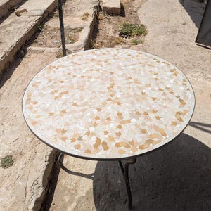 Handgefertigter marokkanischer Mosaik-Tisch: Beige Zellige-Kachel, individuelles Terrassendekor