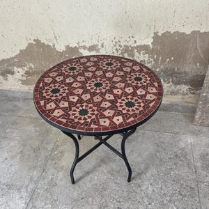 Handgemachter Marokkanischer Mosaik-Tisch: Braune Zellige-Kachel, individuelles Terrassendekor