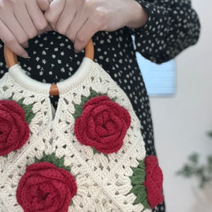 Bolso de mano con flores de camelia 100 % hecho a mano, tejido a crochet, bolso de mano tejido, regalo especial, con asa de madera, envío desde EE. UU.