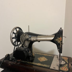 1924 Singer Model 128 Knee Crank Sewing Machine image 2