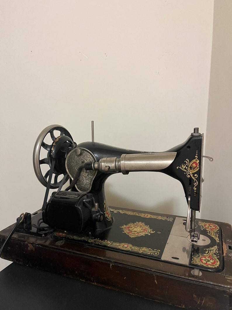 1924 Singer Model 128 Knee Crank Sewing Machine image 2