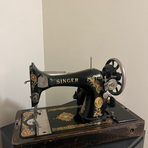 1924 Singer Model 128 Knee Crank Sewing Machine image 1