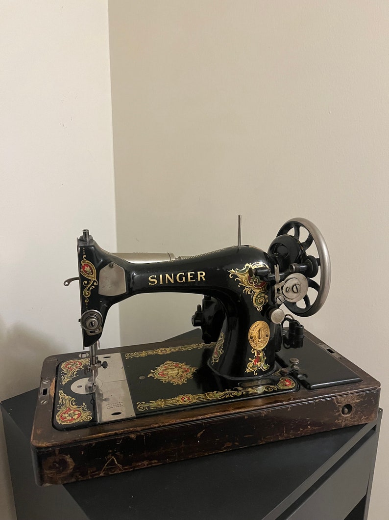 1924 Singer Model 128 Knee Crank Sewing Machine image 1