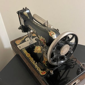 1924 Singer Model 128 Knee Crank Sewing Machine image 5