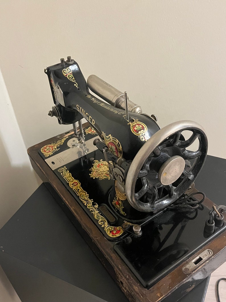 1924 Singer Model 128 Knee Crank Sewing Machine image 5