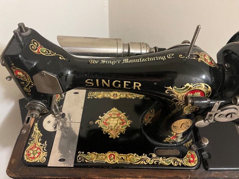 1924 Singer Model 128 Knee Crank Sewing Machine image 3