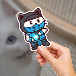 Puede incluir: Un gato de dibujos animados azul y negro con una máscara azul y sosteniendo un orbe azul brillante. El gato está en una pose de lucha.