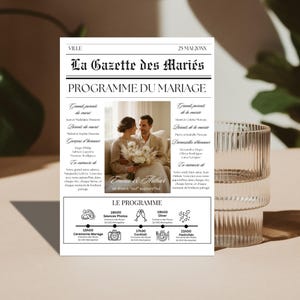 Könnte beinhalten: Ein Hochzeitsplan im Stil einer Zeitungsseite mit der Überschrift "La Gazette des Mariés". Er zeigt die Namen Emma & Arthur, den Tagesablauf, die Namen der Angehörigen und das Datum der Veranstaltung.