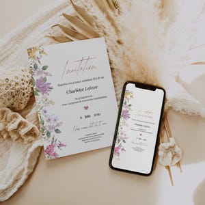 Peut inclure: Une invitation imprimée et un smartphone affichant le même design. L'invitation présente des motifs floraux violets, jaunes et verts, avec le mot "Invitation" en cursive. Le texte comprend un nom, une date et les détails de l'événement.
