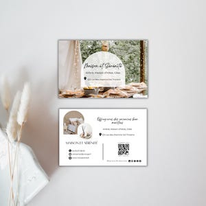 Peut inclure: Deux cartes de visite blanches avec le texte "Maison et Sérénité". Les cartes présentent une photographie d'une table et d'une chambre. Des coordonnées et un code QR sont également inclus.
