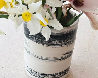 Vase en grès noir et blanc
