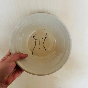 Große Sandsteinschale, Zeichnung eines nackten Frauenkörpers, schwarz-weiß (Einzelstück) 20cm