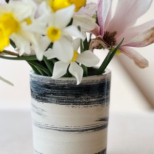 Vase en grès noir et blanc image 5