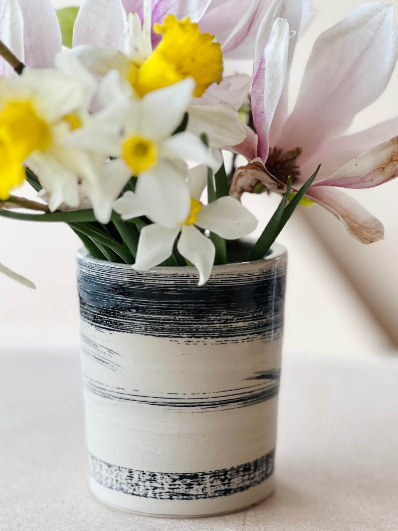 Vase en grès noir et blanc image 5