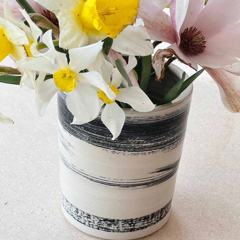 Vase en grès noir et blanc image 1
