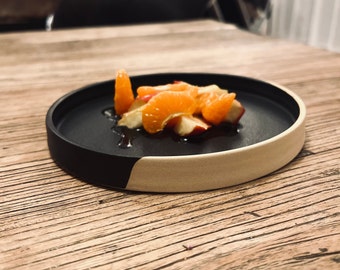 Assiette en grès noire mate esprit japonais