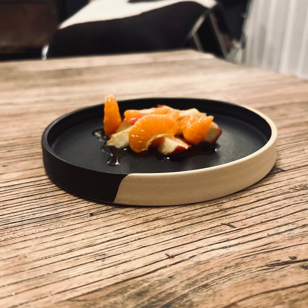 Assiette en grès noire mate esprit japonais