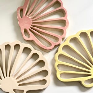 Stoneware scallop shell trivet