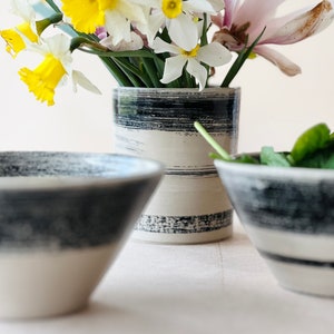 Vase en grès noir et blanc image 7