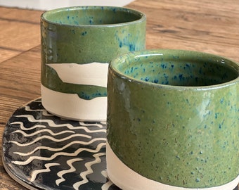 Mugs en grès émail vert