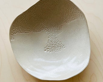Große Obstschale oder leere Tasche aus Keramik mit Akazienmuster 28 cm