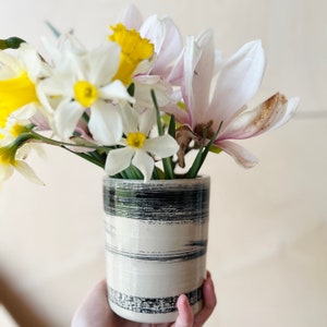 Vase en grès noir et blanc image 3