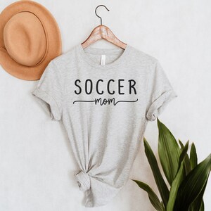 Fußball Mama Shirt, Fußball Shirt, Fußball Mama T Shirt, Spieltag Shirt, Sport Mama Shirt, Fußball Mama Geschenk, Fußball Liebhaber T-Shirt, süße Fußball Tee