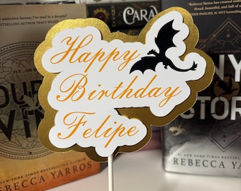 Topper na tort „Czwarte skrzydło” – Dekoracja na imprezę w stylu książkowym | Topper inspirowany fantasy Violet Sorrengail i Xaden | Romantyczne urodziny z książką | BookTok | Tort