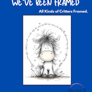 Könnte beinhalten: Schwarz-Weiß-Illustration eines Cartoon-Esels mit flauschiger Mähne und hellbeigem Maul. Das Kunstwerk ist gerahmt und von einem dekorativen Rahmen aus Sternen und Wirbeln umgeben. Der Text "WE'VE BEEN FRAMED" und "All Kinds of Critters Framed" ist oben zu sehen.