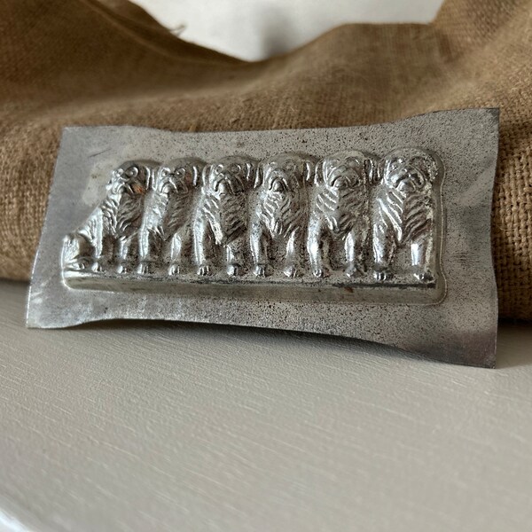 Old half chocolate mold 'Dogs'