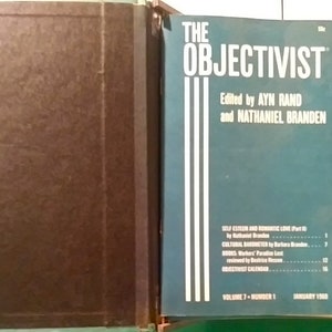 以下が含まれることがあります： 開いた本。濃い茶色の表紙と、白で「THE OBJECTIVIST」と書かれたティール色の表紙。編集者はアイン・ランドとナサニエル・ブランデン。内容は自尊心、ロマンチックな愛、文化的なトピックに関する記事が含まれています。