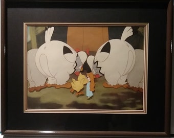 Può includere: Un'illustrazione incorniciata di una scena di cartoni animati con una bambina in un vestito blu in piedi davanti a quattro polli bianchi. I polli sono grandi e hanno gli occhi neri. La bambina tiene un piccolo pulcino giallo nella sua mano destra.