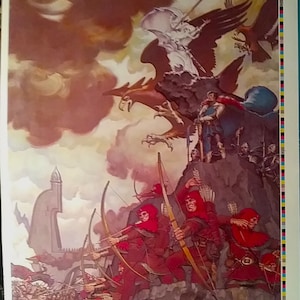 Peut inclure: Une illustration fantastique représentant une scène de bataille avec des archers en capuchon rouge tirant des flèches sur un groupe de soldats. En arrière-plan, une figure blanche avec des ailes est perchée sur un grand oiseau, surplombant la scène.