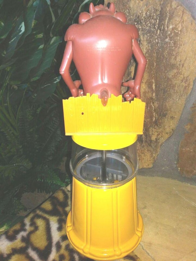 Máquina expendedora de chicles Tasmanian Devil vintage, Superior Toy, 38 cm (15 pulgadas), metal y plástico. imagen 4