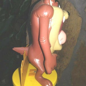 Máquina expendedora de chicles Tasmanian Devil vintage, Superior Toy, 38 cm (15 pulgadas), metal y plástico. imagen 6